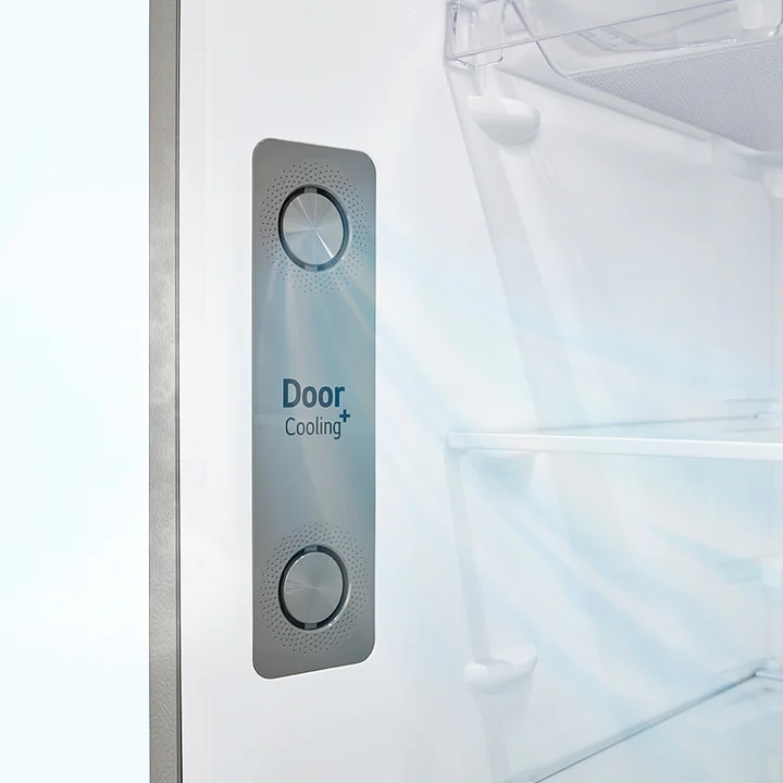 냉장고 문 안쪽에 Door Cooling+라는 텍스트가 적힌 패널이 있습니다. 패널에는 두 개의 원형 버튼이 있으며, 냉각 공기가 나오는 모습이 시각적으로 표현되어 있습니다. 냉장고 내부에는 투명한 선반이 보입니다.