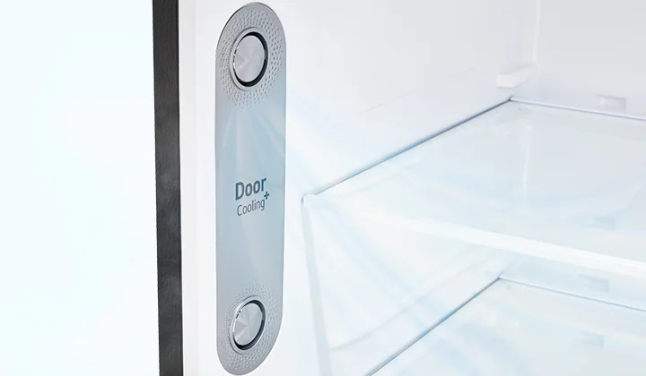 냉장고 내부의 문 쪽에 Door Cooling+라는 텍스트가 적혀 있습니다. 두 개의 원형 통풍구에서 시원한 바람이 나오는 모습이 보입니다. 내부는 깔끔하고 투명한 선반이 있습니다.
