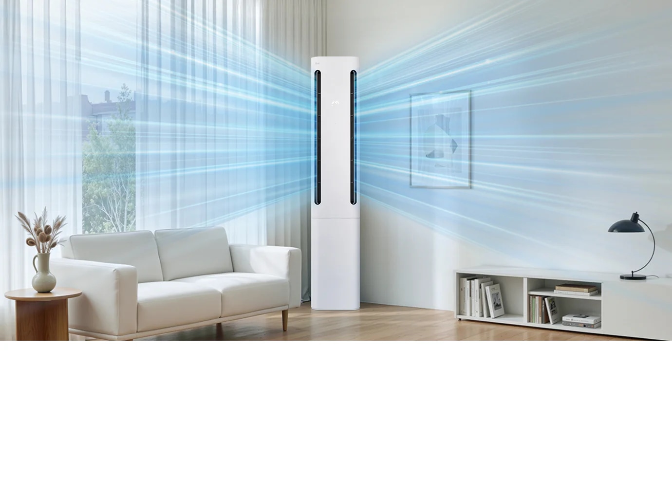 LG 휘센 AI 오브제컬렉션 쿨 에어컨이 거실 벽면 앞에 설치되어 있으며, 상단의 디지털 디스플레이에 온도 정보가 표시되어 있습니다. 에어컨 양쪽 토출구에서 연한 파란색 선 형태의 그래픽이 사방으로 퍼져 나가며 실내 전체로 기류가 확산되는 모습을 나타내고 있습니다. 거실에는 큰 창문을 통해 자연광이 들어오고, 양쪽에는 커튼이 있으며, 왼쪽에는 2인용 소파와 협탁, 화병 등이 배치되어 있으며, 오른쪽 벽에는 액자가 걸려 있고 1단 수납장과 탁상용 조명이 놓여 있습니다. 이 이미지는 에어컨 양쪽 토출구를 통해 강력한 바람이 나오는 실내 공간을 시각적으로 표현하고 있습니다.